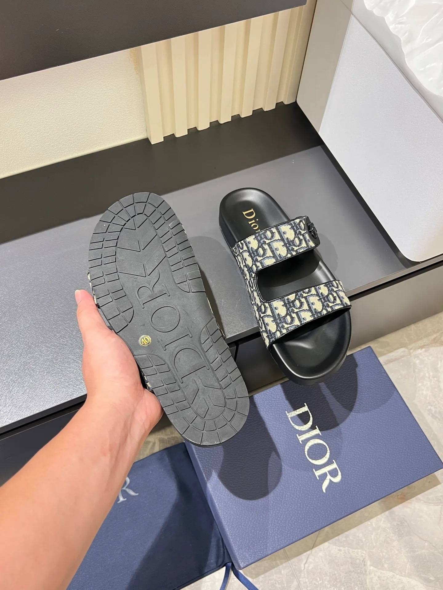 Men's men's shoes 💰p300 Size 38-45 Dior Dior's latest H-Town series Oblique thick sole slippers sandals Original purchase development and production This Dior H-Town sandals pay tribute to the classic logo of sports style and highlight Dior's high-end spirit. Crafted from black rubber with a beige and black Oblique printed upper, it's accentuated with tonal calfskin details. The rubber sole incorporates a variety of elements and is embellished with the Dior logo for a refined, futuristic look. Can be worn with shorts or jeans. Comes with exquisite packaging at the counter 🛍📦 ▪️ Fabric: Original customized imported Oblique embroidery ▪️ Lining: Imported soft sheepskin ▪️ Sole: Original molded ultra-light foam material ▪️ Bottom thickness: 4CM